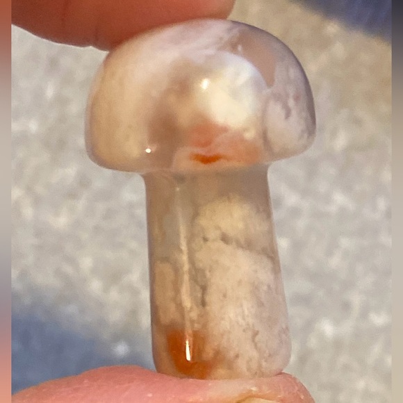 4 piece stone mushroom carvings, 2 large black & white, 2 smaller tan & white. - Picture 7 of 16